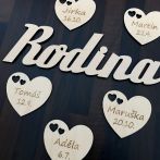 Dekorace Rodina + 2 až 5 srdíček se jmény a daty