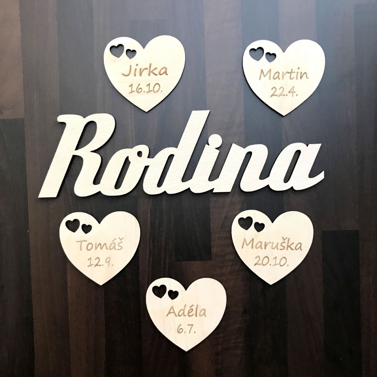 Dekorace Rodina + 2 až 5 srdíček se jmény a daty