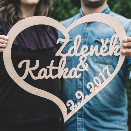 Velké srdce se jmény a datem