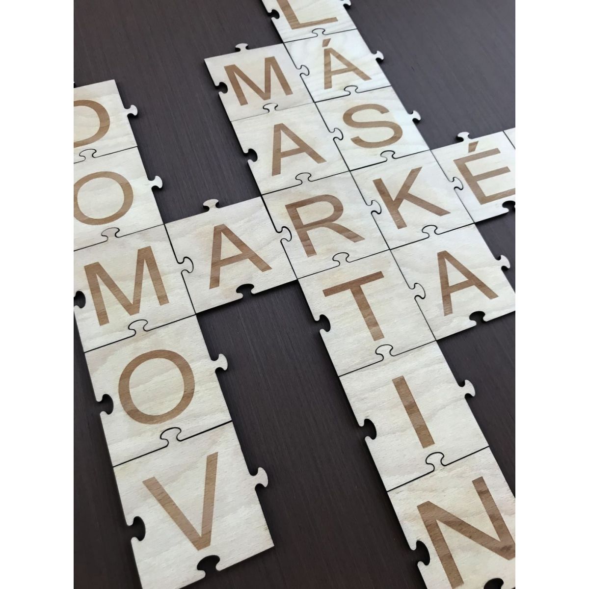 Puzzle s písmeny na zeď