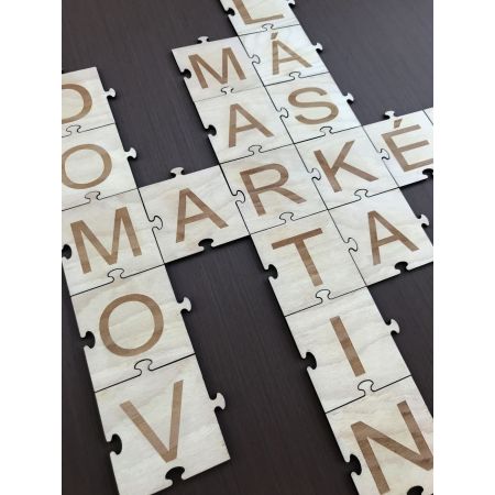Puzzle s písmeny na zeď